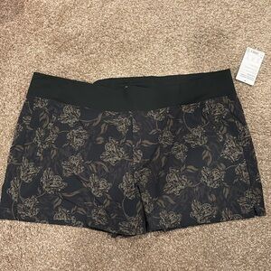 26 Athleta Trekkie North Printed short - new with tags